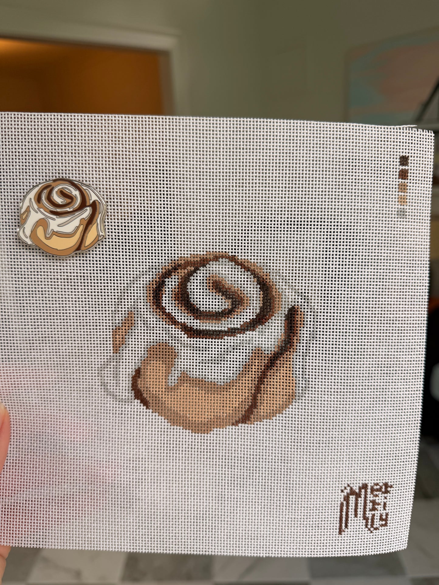 Cinnamon Roll Needleminder